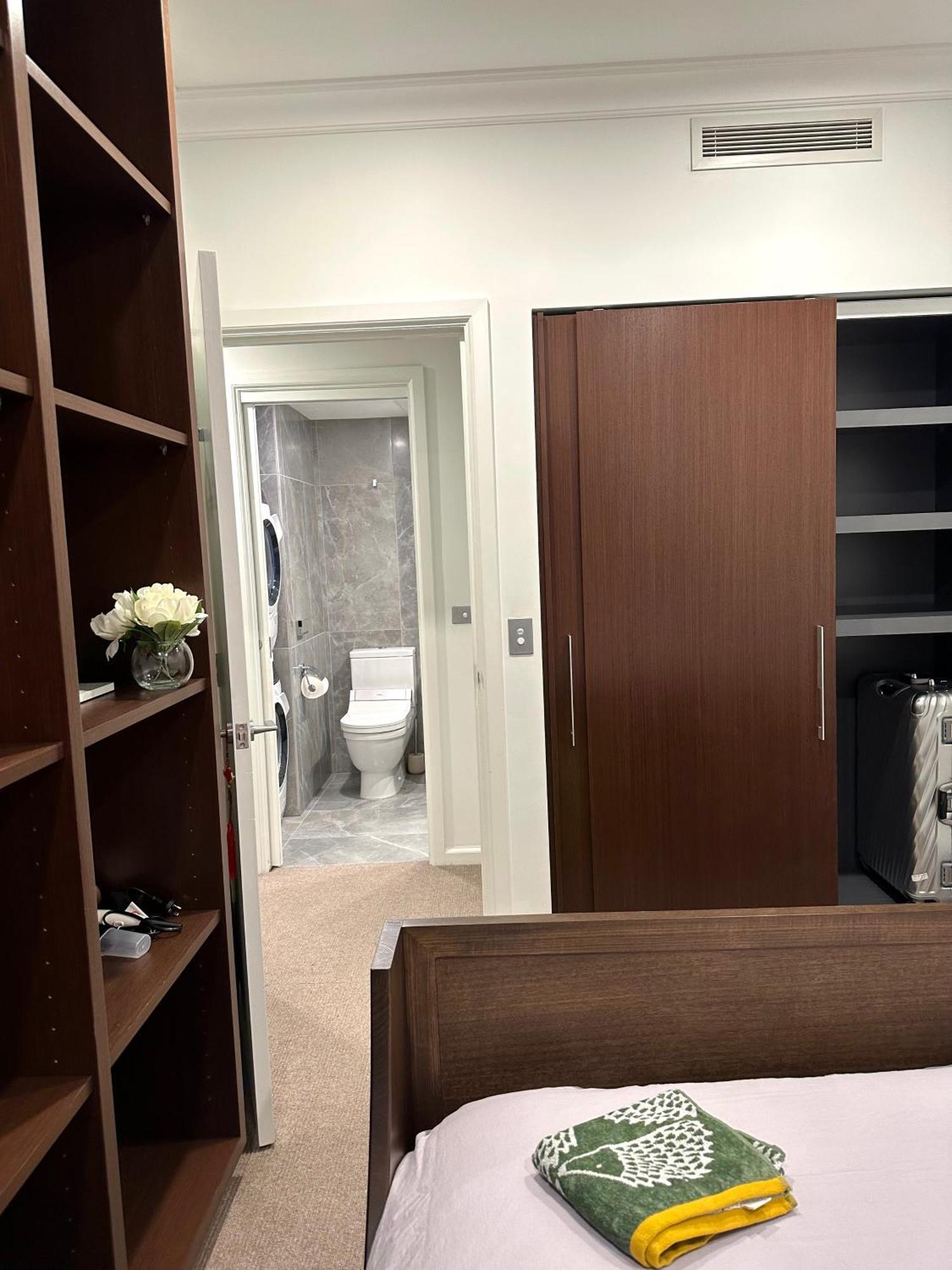 Private 1 Bed Accom With Bathroom In A 3 Bed Apartment - Melb Cbd, Regency Towers - Free Parking, Wifi And Pool Melbourne Exterior photo