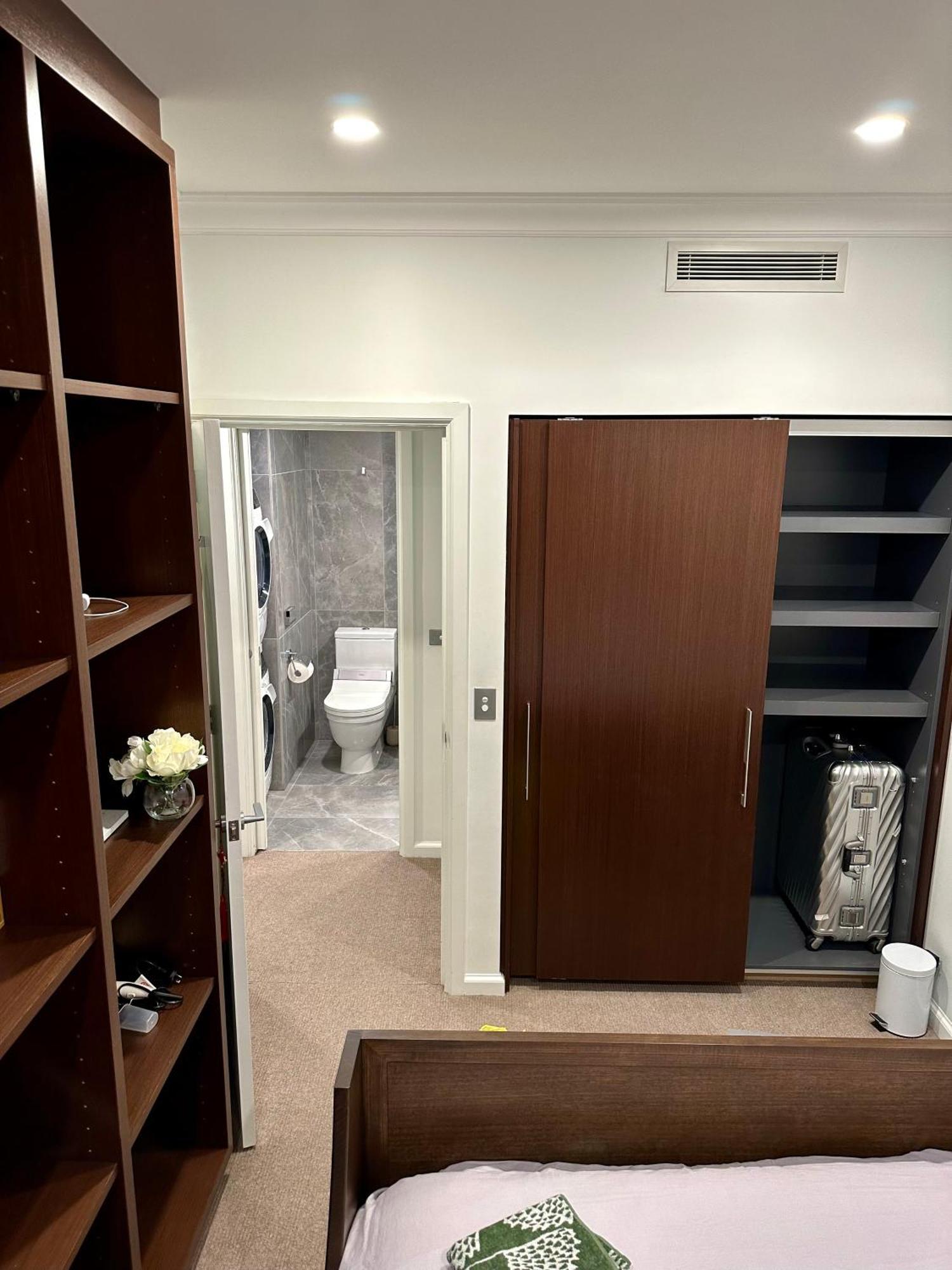 Private 1 Bed Accom With Bathroom In A 3 Bed Apartment - Melb Cbd, Regency Towers - Free Parking, Wifi And Pool Melbourne Exterior photo