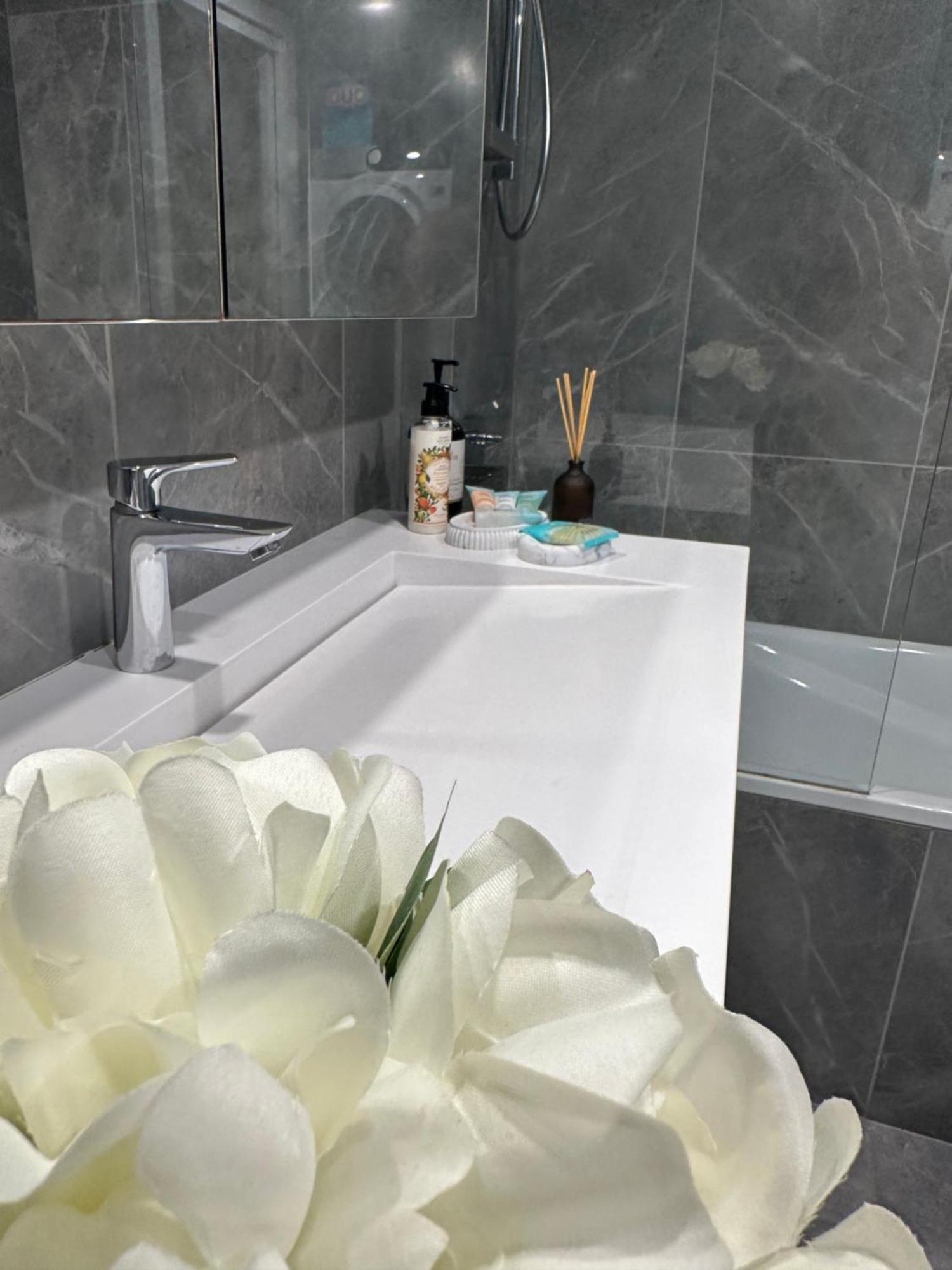 Private 1 Bed Accom With Bathroom In A 3 Bed Apartment - Melb Cbd, Regency Towers - Free Parking, Wifi And Pool Melbourne Exterior photo